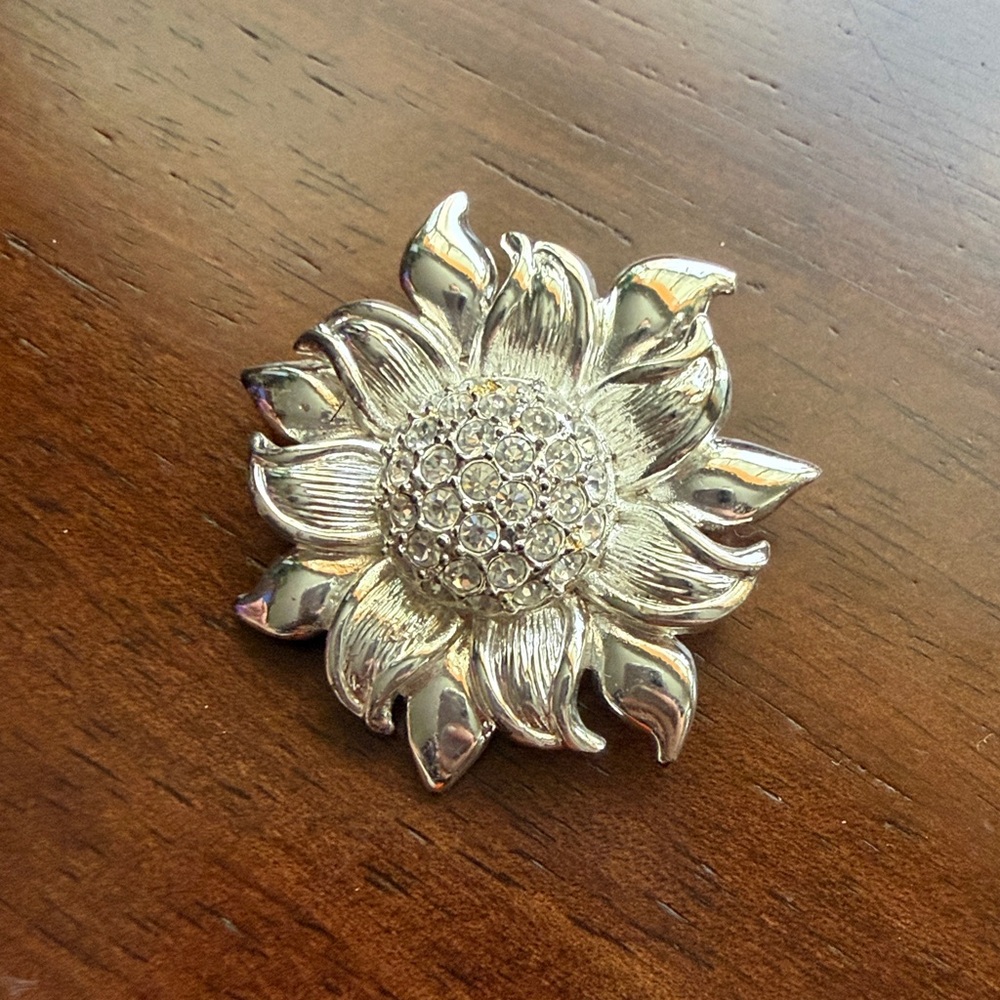 New Fashion Jewelry Sunflower brooch. Silver tone, Swarovski crystals. 1.75”